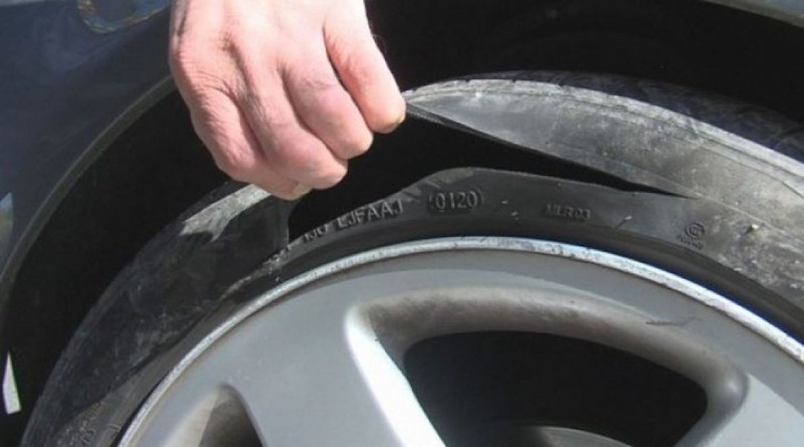Жена наряза гумите на чужда кола