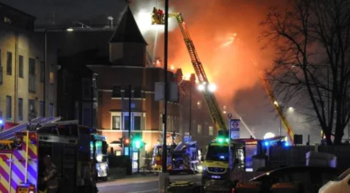 Голям пожар горя в полицейски участък в Лондон