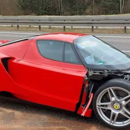 Известният суперавтомобил Ferrari Enzo претърпя катастрофа в Германия  Рядката кола е пострадала
