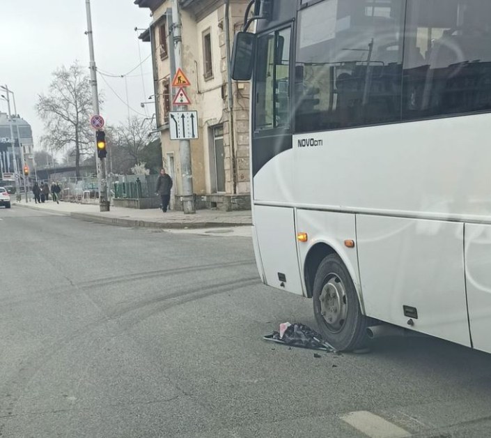 Рейс блъсна човек на булевард в Пловдив СНИМКА