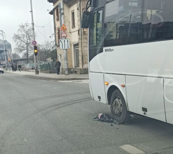 Инцидент с пешеходец е станал по-рано днес в Пловдив. Автобус