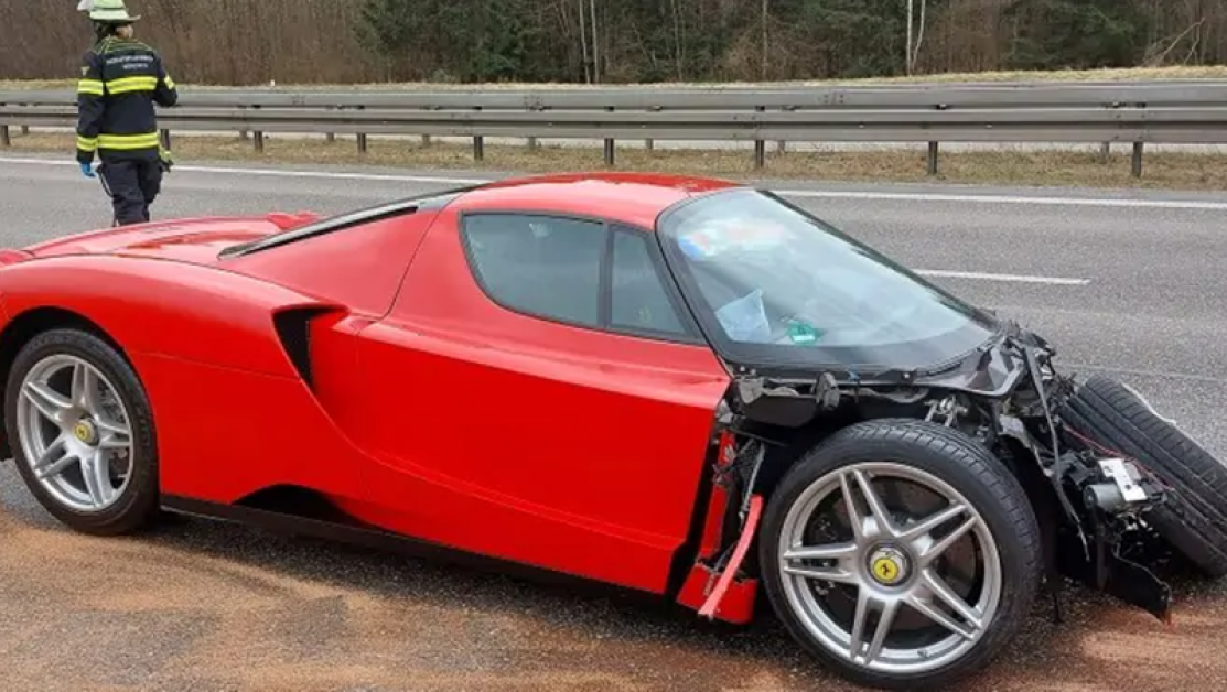 Известният суперавтомобил Ferrari Enzo претърпя катастрофа в Германия. Рядката кола е пострадала