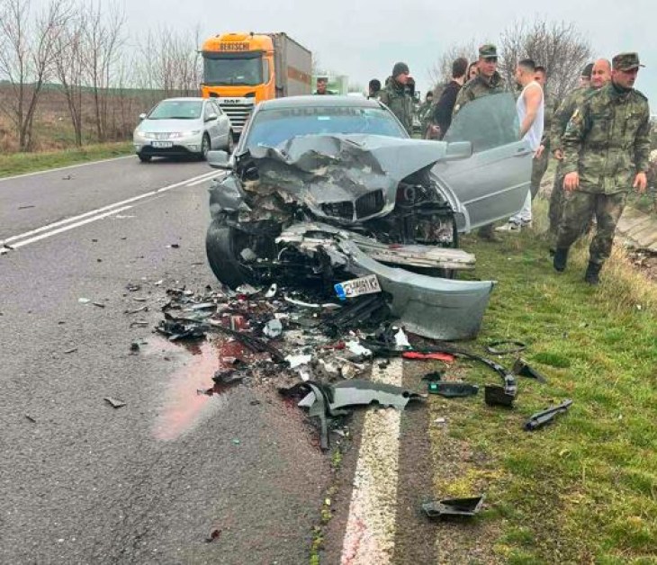 Военни са помогнали при тежък инцидент между два автомобила в