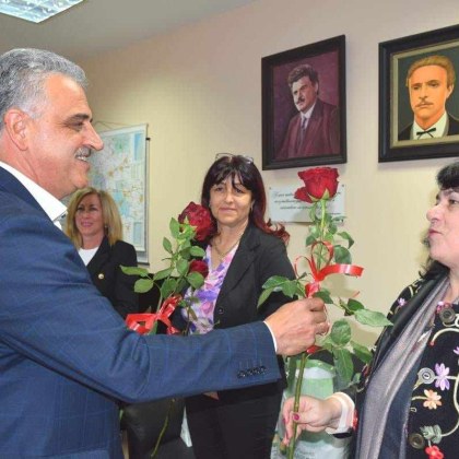 Кметът Димитър Иванов подари 80 красиви рози на дамите в