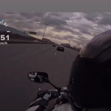 Моторист лети с бясна скорост на Околовръстното в София Видео