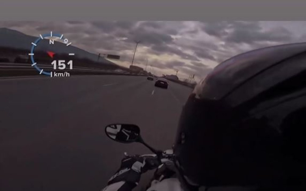 Моторист лети с бясна скорост на Околовръстното в София. Видео