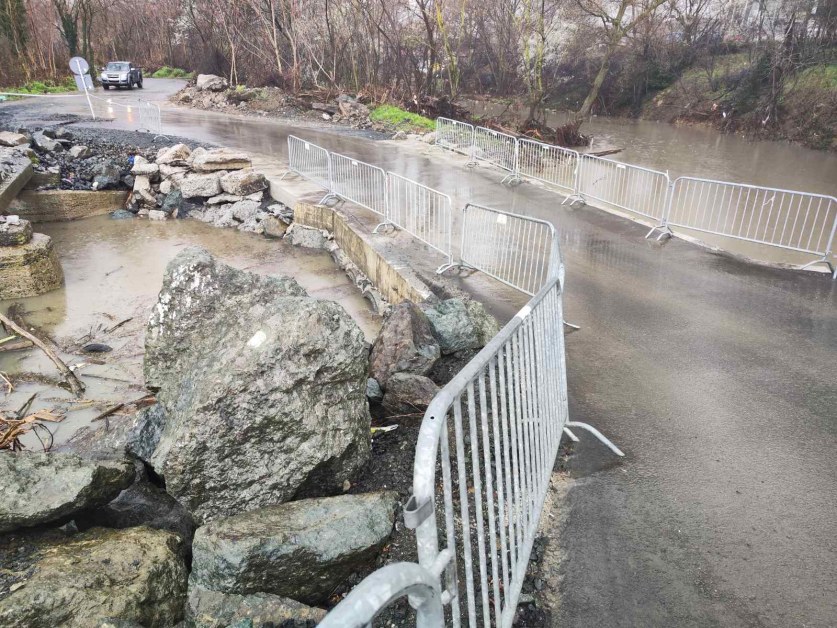Затвориха мост в Царево заради обилни валежи