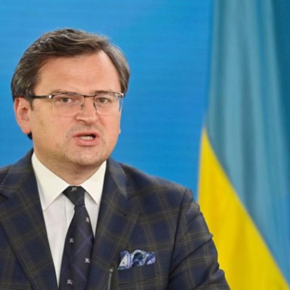 Кулеба отговори на папа Франциск: Никога няма да издигаме други знамена