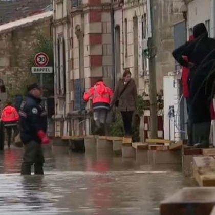 Френските спасители издирват седем души сред които две деца изчезнали след