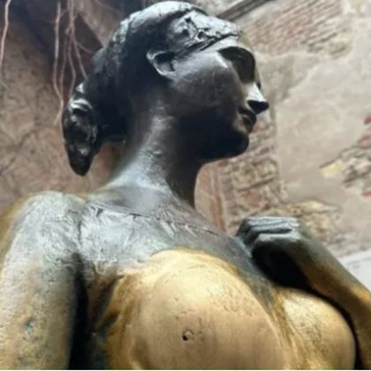 Туристи посещаващи град Верона Италия повредиха известната статуя на Жулиета  Тази