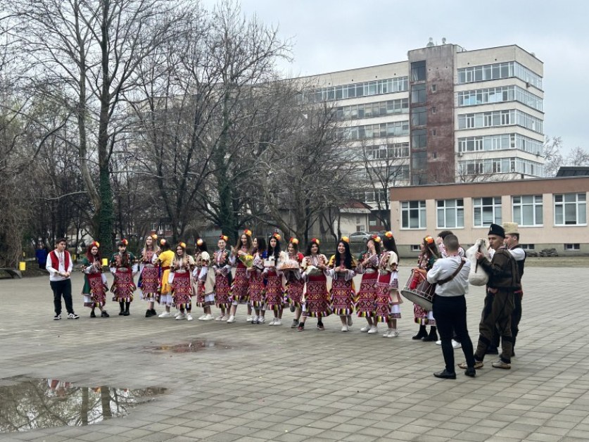 Пловдивски ученици поканиха с гайди и носии класната си за бала СНИМКИ