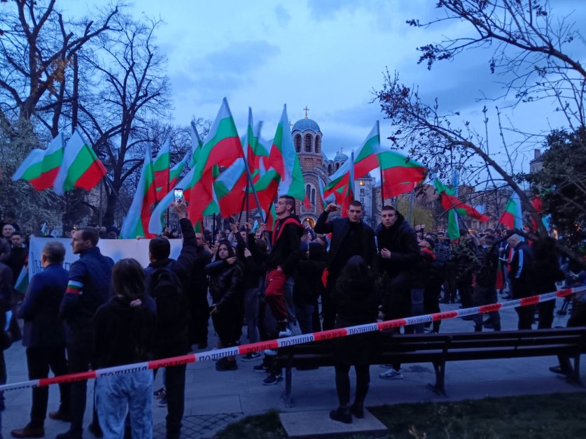 Пред сградата на МВР тази вечер тече протест под надслов