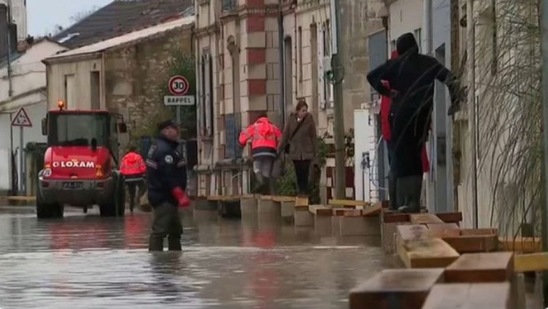 Френските спасители издирват седем души, сред които две деца, изчезнали след