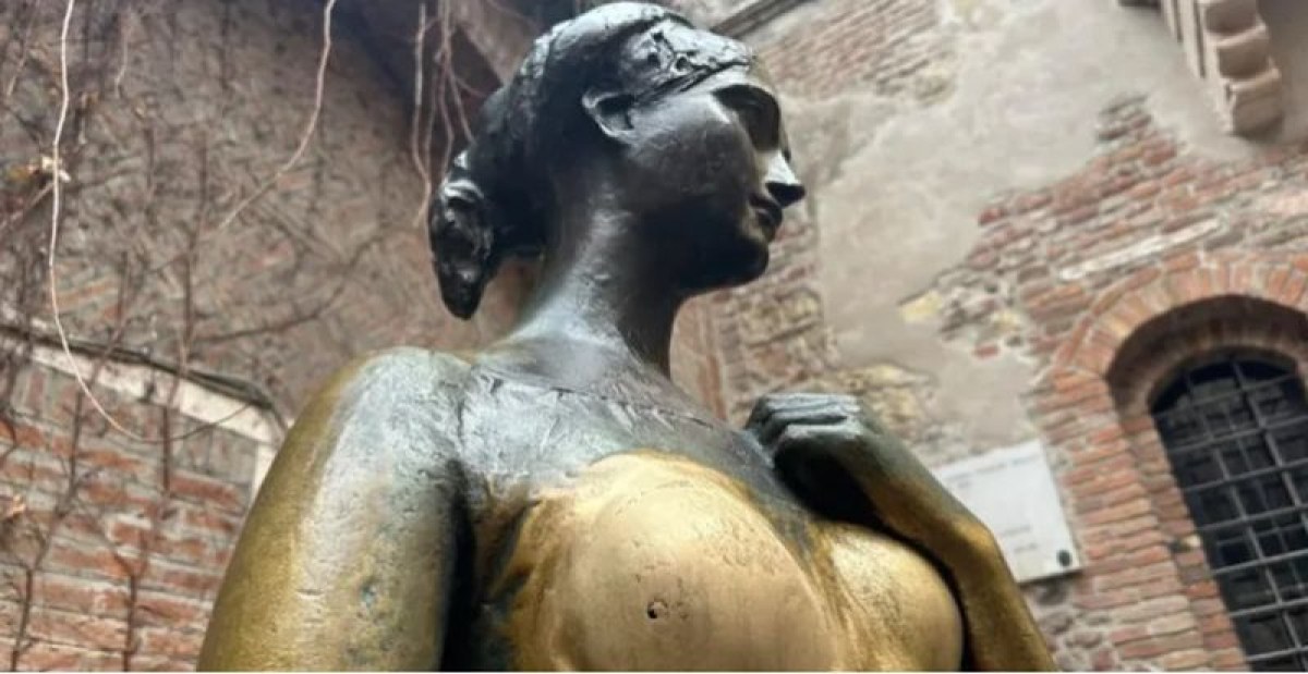 Туристи, посещаващи град Верона (Италия), повредиха известната статуя на Жулиета. Тази