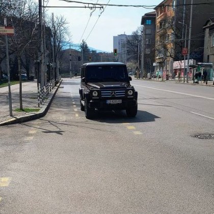 Странно паркиране в София ядоса столичани Джип е паркирал едновременно