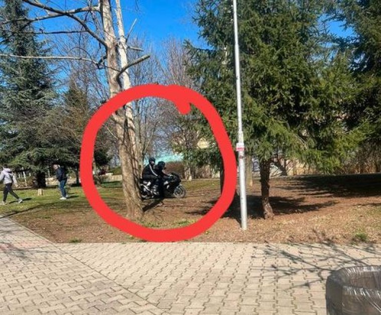 Пази (се от) моториста: Младежи шпорят с мотор през тревни площи в парк