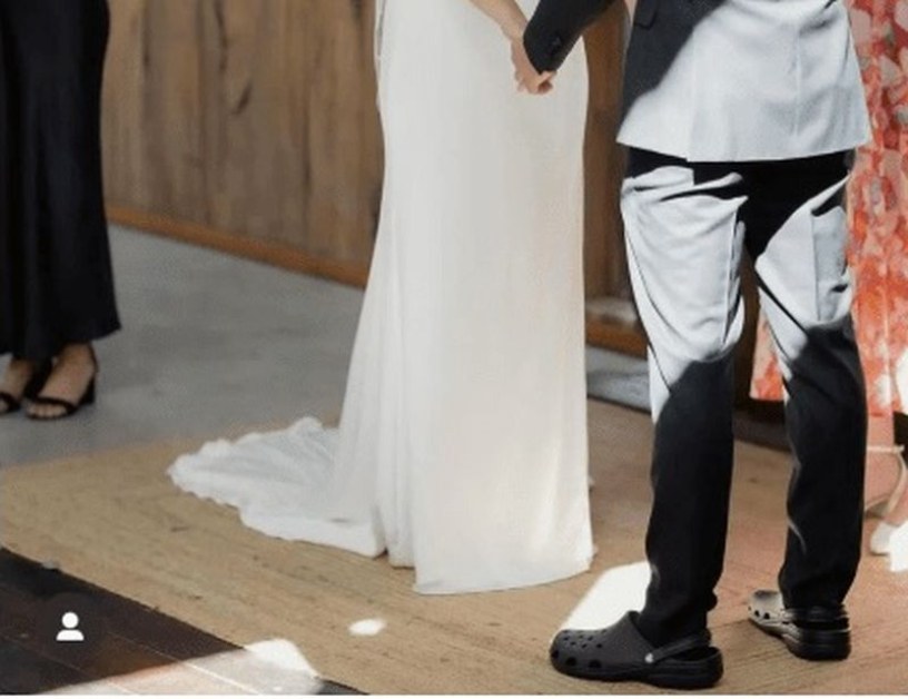 Призоваха булка да се разведе със съпруга си, който се появи с кроксове на сватбата
