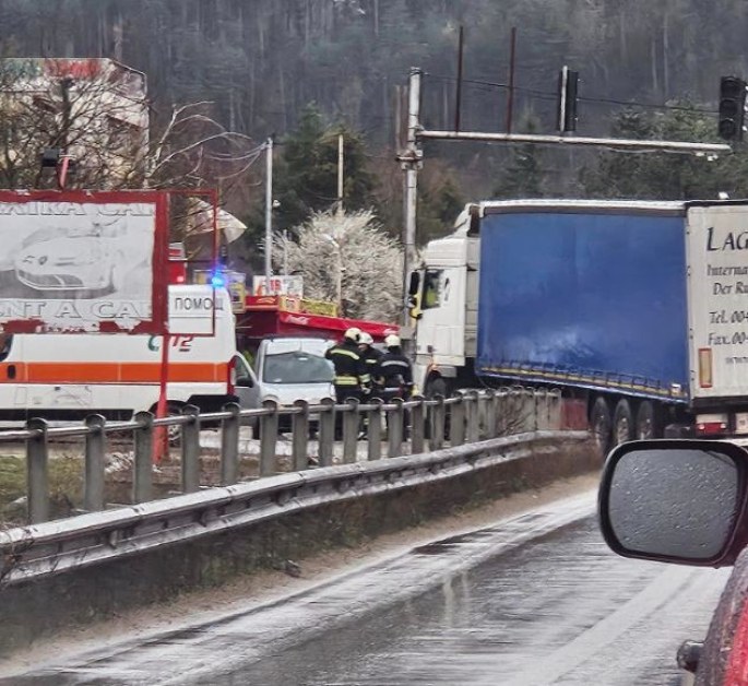 Инцидент с камион и кола в Търново, пожарна и линейка са на мястото СНИМКИ