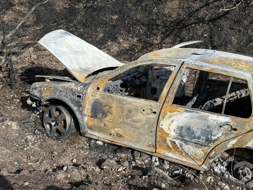 Катастрофирал автомобил на полицай изгоря при съмнителни условия  СНИМКИ
