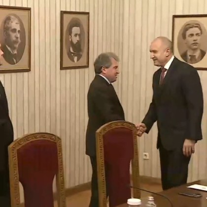 Последна консултация при президента Румен Радев На Дондуков 2 пристигнаха