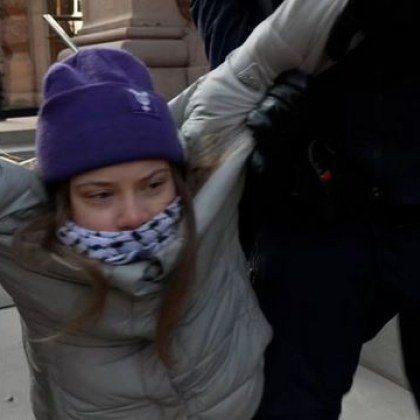 Шведската полиция принудително отстрани Грета Тунберг и други активисти за