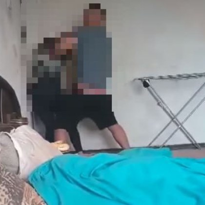 Видеоклип показващ как мъж удря и блъска главата на жена