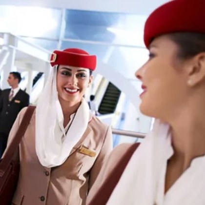 Стюардеса на Emirates Airline на име Дани демонстрира специалната пижама