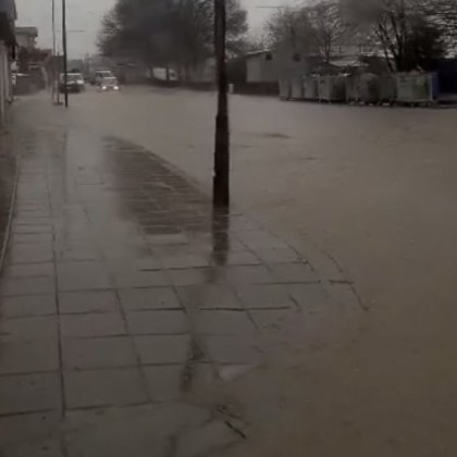 След обилните дъждове през изминалото денонощие улици в Крумовград са