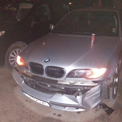 Шофьор откри паркираната си кола със сериозни щети а от