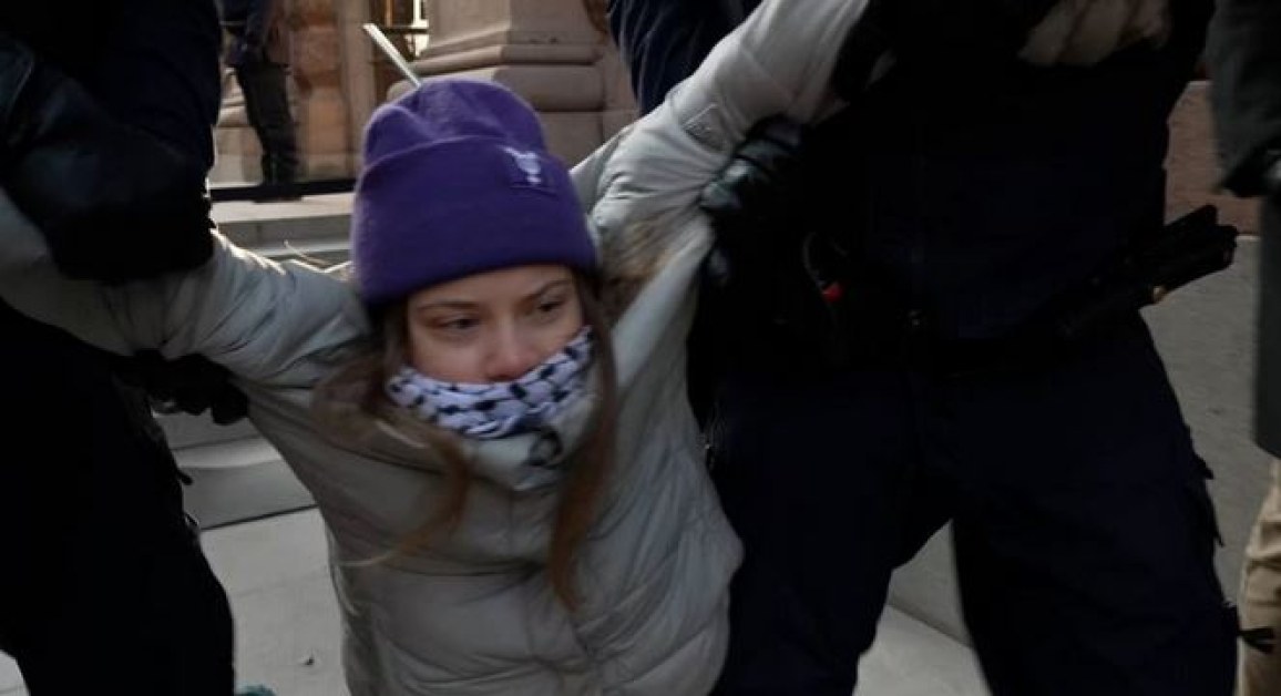 Полицаи повалиха протестиращата Грета Тунберг