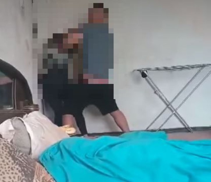 Видеоклип, показващ как мъж удря и блъска главата на жена