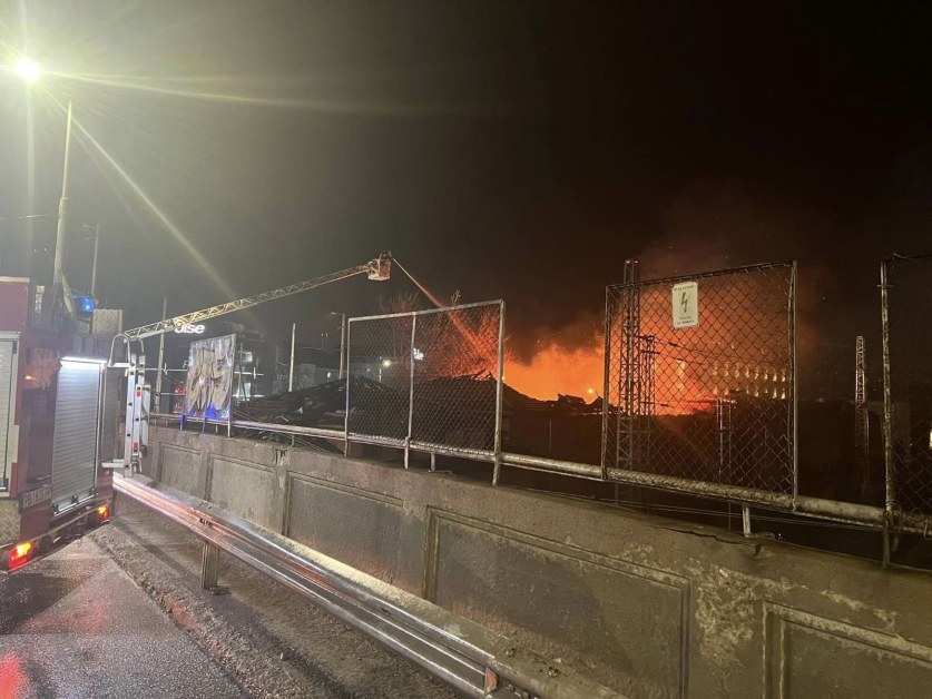 Пожар затвори Бетонния мост в Пловдив