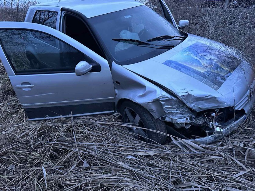 Шофьор предизвика катастрофа с бременна жена и избяга, но после се върна СНИМКИ