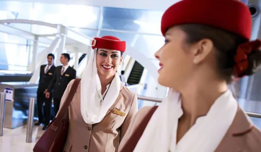 Стюардеса на Emirates Airline на име Дани демонстрира специалната пижама,