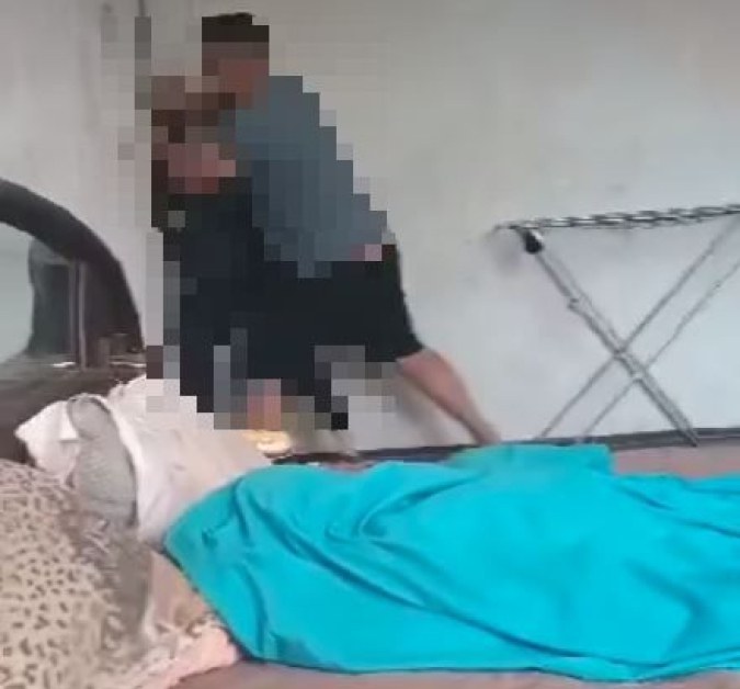 Ужас! Дете засне как баща му бие жестоко майка му СНИМКИ 18+