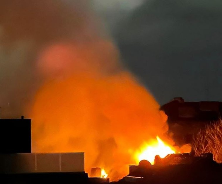 Избухна огромен пожар в София СНИМКИ