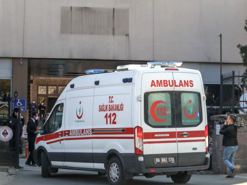 Кола от кортежа на Ердоган се блъсна в патрулка, загинал е полицай