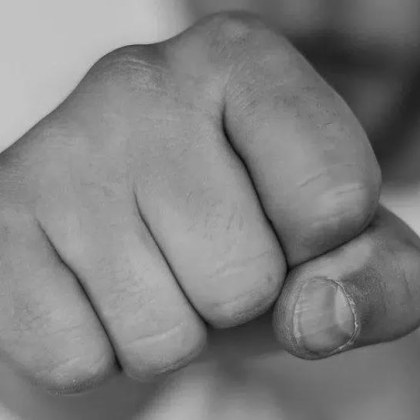 23-годишен системно пребивал приятелката си