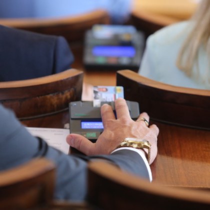 Парламентът прие на второ четене промени в Закона за висшето