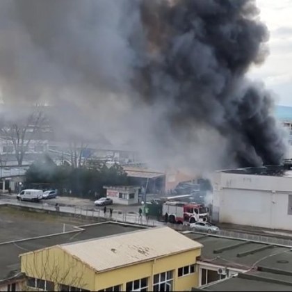 Голям пожар е избухнал в склад за хранителни стоки в