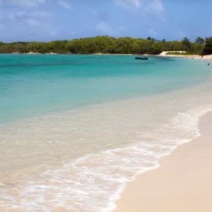 Британски съпруг и съпруга са намерени мъртви на карибски плаж Двойката