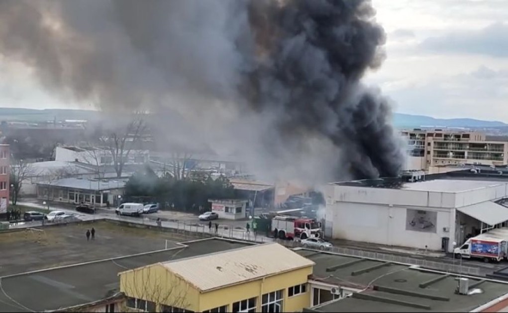 Голям пожар е избухнал в склад за хранителни стоки в