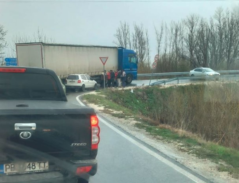Камион и две коли са се ударили край Пловдив. Инцидентът