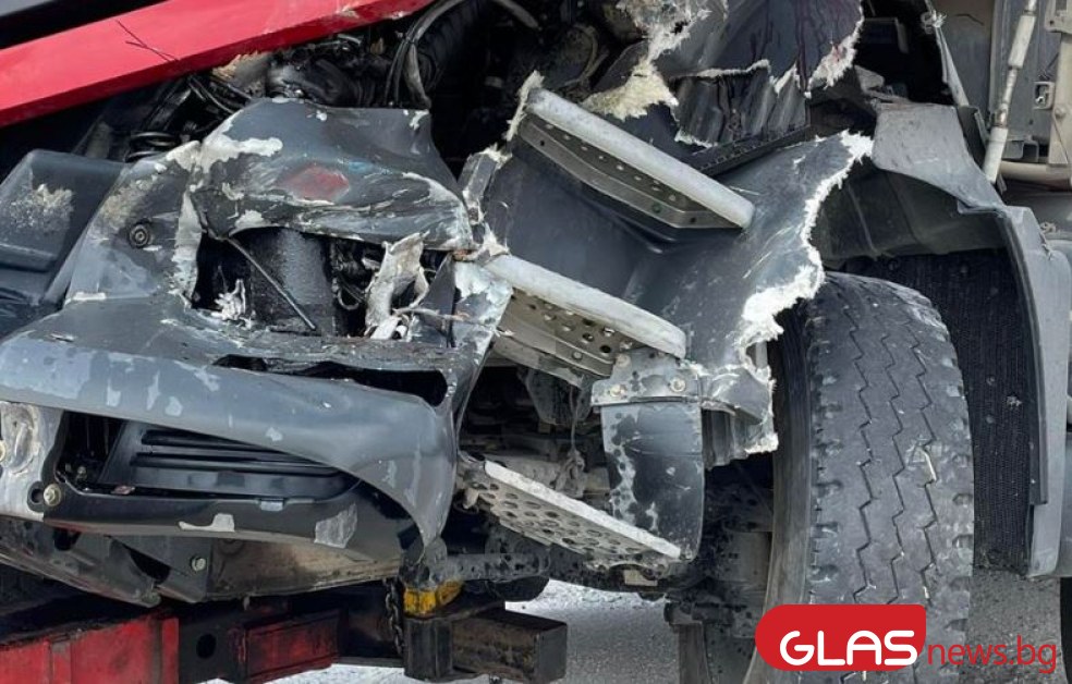 Камион помете кола край Пловдив, пострада водач