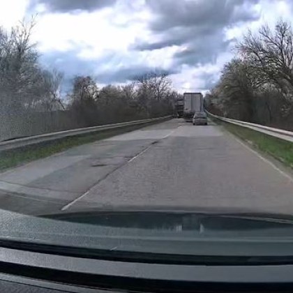 Рисково изпреварване на камион изправи разгневи шофьори Ситуацията е заснета