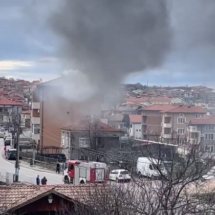 Пожар гори в сграда в Асеновград в този момент Огънят