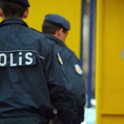 Турските власти са открили двама нелегални мигранти в товарен автомобил