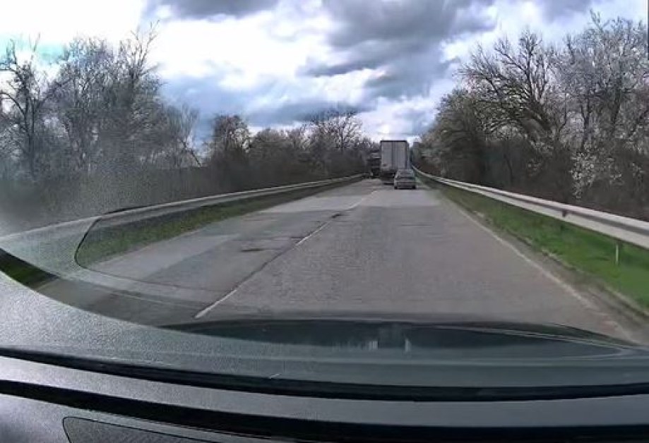 На косъм от челен удар: Шофьор на камион видя живота си на лента  ВИДЕО