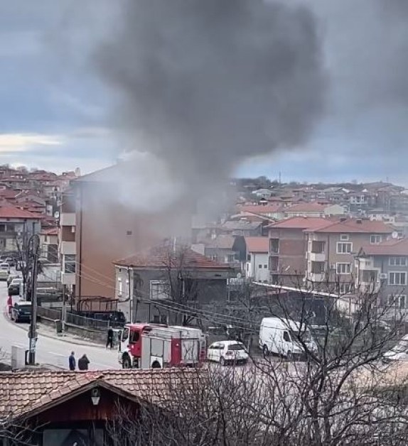 Пожар пламна в къща в Асеновград СНИМКА