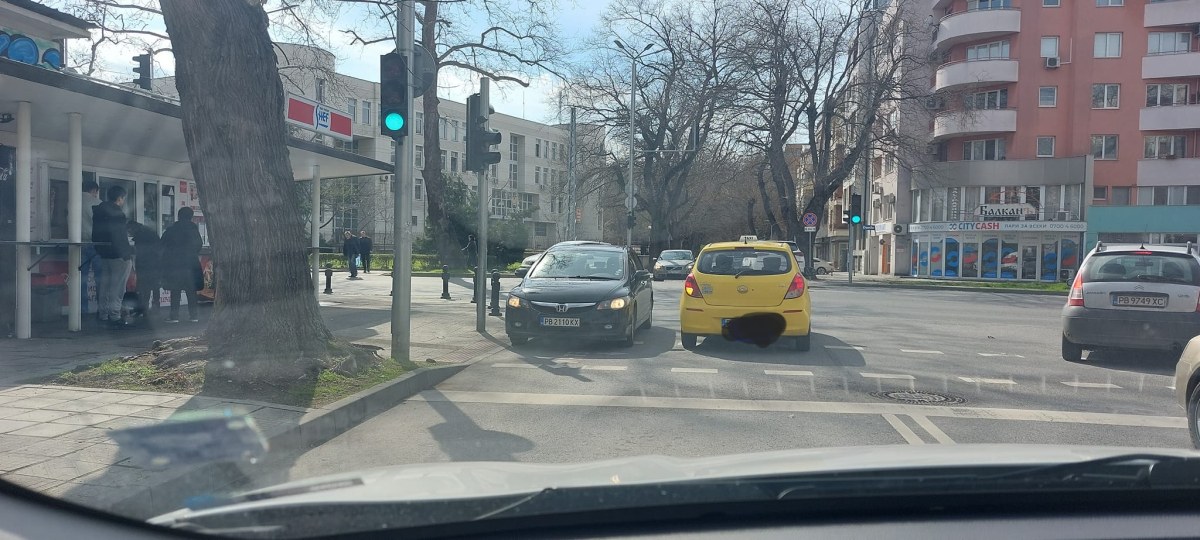 Шофьор паркира безумно в кръстовище в Пловдив. Каква е причината?